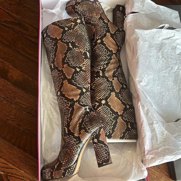 NVW snake skin Vince Camuto boots. - Picture 4 of 6